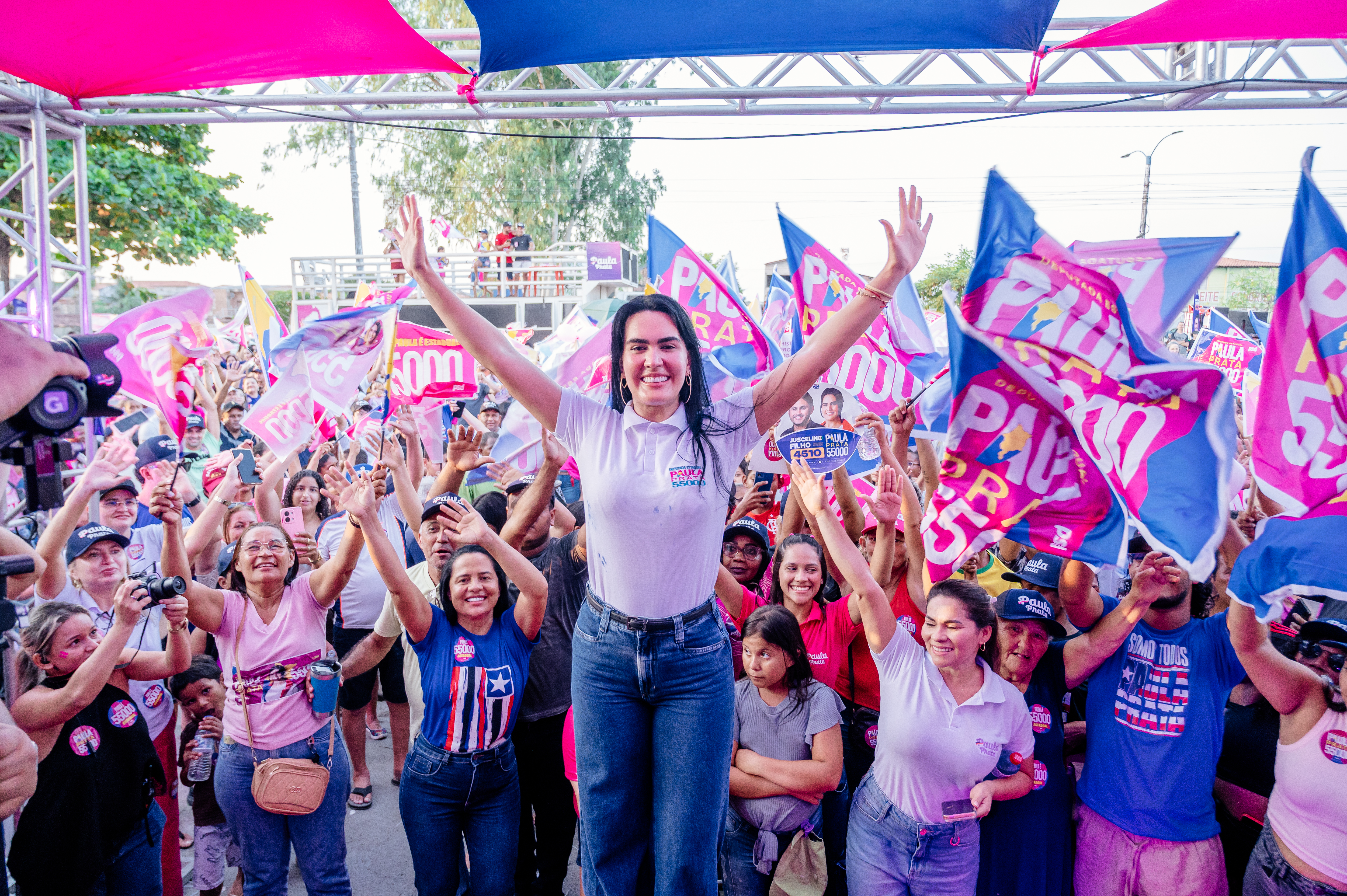 Santa Inês fica rosa: multidão consagra grande inauguração do comitê e adesivaço de Paula Prata