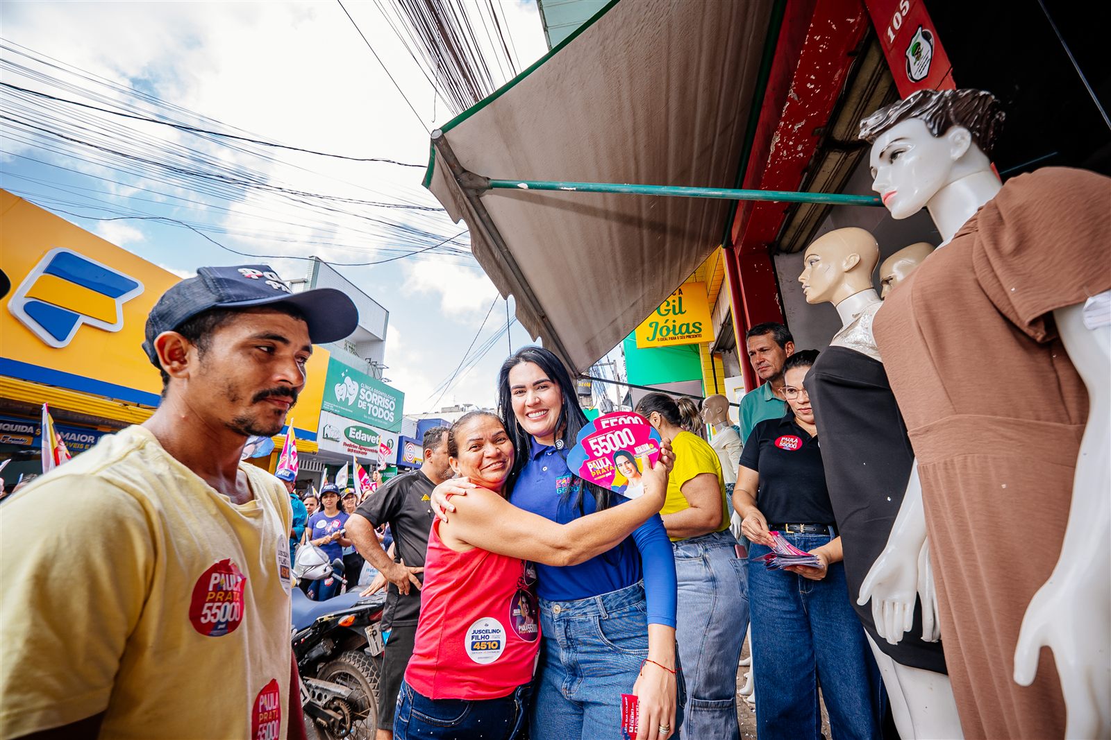 Paula Prata percorre o comércio de Santa Inês e recebe o carinho de trabalhadores e lojistas